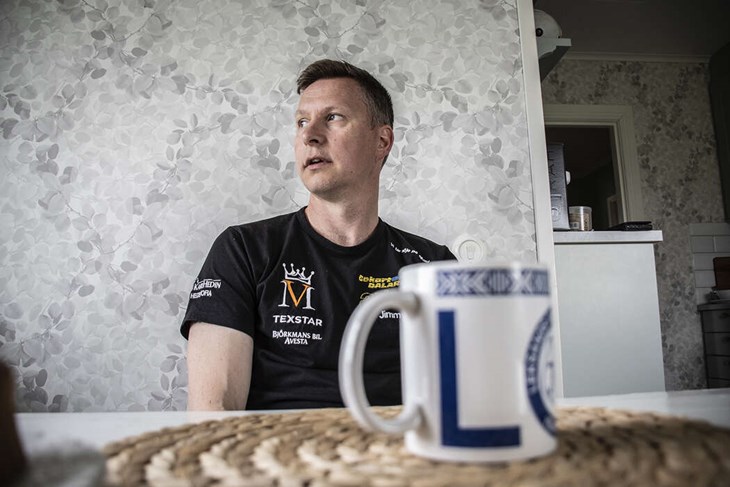 Vinnarskallen ärvdes av pappan. "Vi spelade mycket bordshockey när jag var liten, men när jag började vinna så ställde farsan undan det", säger Jimmy och skrattar åt minnet. Foto: Christian Larsen