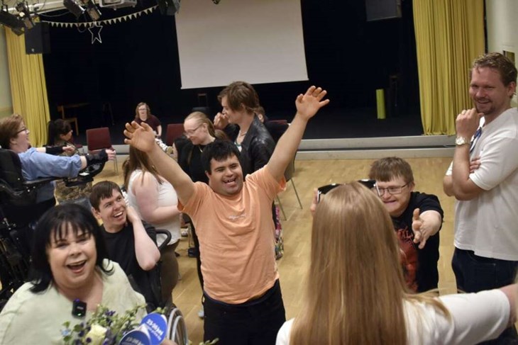 Det var inte bara Viktor Norén som fick kramar av medlemmarna från Revyresan. Här är ett par ur delegationen från Amazon Sverige på väg att få varsin omfamning. Foto: Pär Sönnert