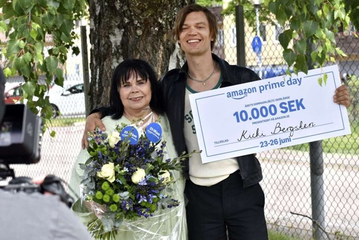 Artisten Viktor Norén reste hem till barndomsstaden för att kora Årets Sommarhjälte i Borlänge. Valet föll på Kicki Bergsten, som länge varit engagerad i både Borlängerevyn, Showskolan och Revyresan. Med sig hade Viktor en stor blombukett och en check på 