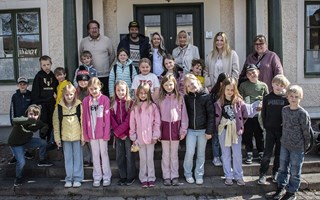 Upplysta lågstadieelever grillade kommunalrådet