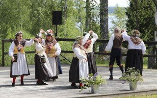 Stor uppslutning när By firade midsommar