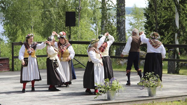 Stor uppslutning när By firade midsommar