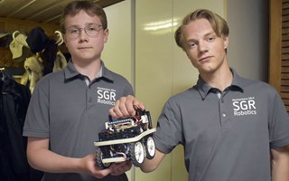 Kusinerna laddar för robot-VM