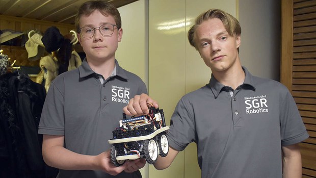 Kusinerna laddar för robot-VM