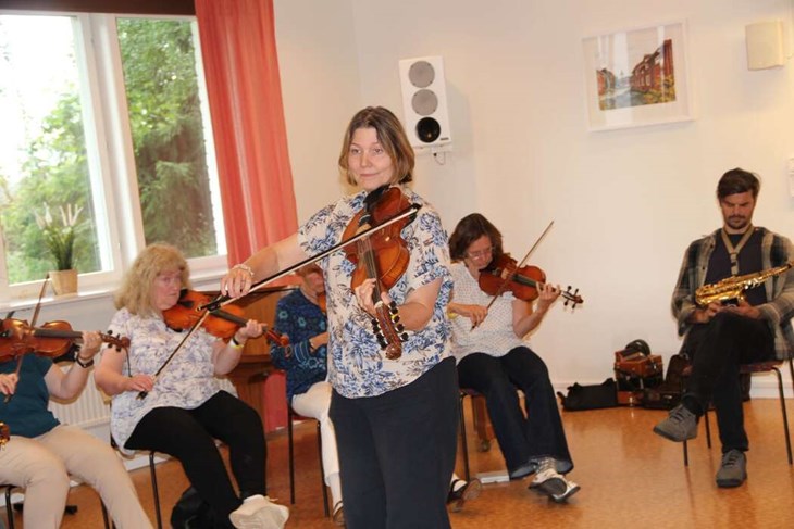 Jeanett Rousu ledde instrumentkursen där de lärde ut sånger och melodier  och där det spelades på allt från fiol, cello och gitarr till flöjt, trumpet, dur- och dragspel samt klarinett.