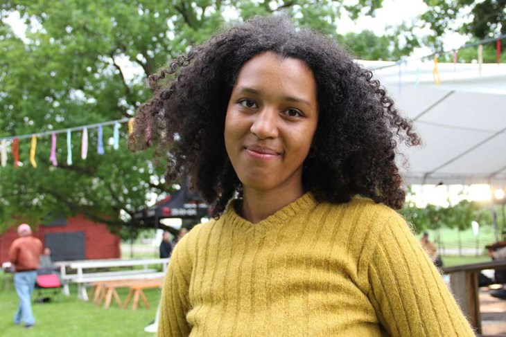 Diane, avestabo under några år i sin ungdom, gjorde ett uppskattat framförande med sin egen, personliga, lågmälda och stundtals nästan sorgsna stämma.