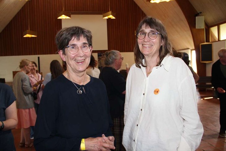 Annika Knapp Lindqvist och systern Susanne Knutsson återsågs på körövningen inför Folkfesten i Folkärna. En extra rolig återträff där man kunde både glädjas åt att ses men att också sjunga tillsammans.