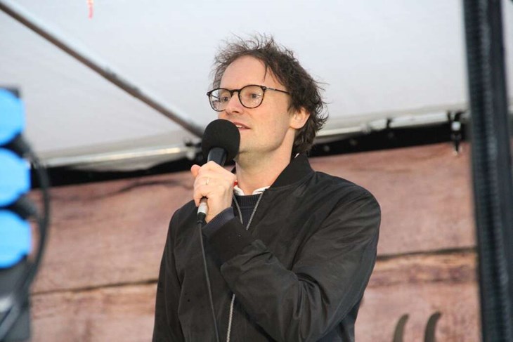 Anton Leandersson Andreas hälsade välkommen till både publik och artister.