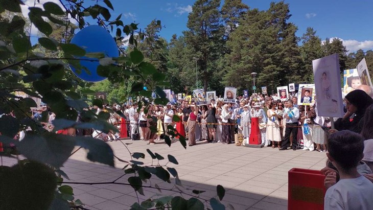 Medan de drygt 250  nya studenterna hade sin avslutning inne på Karlfeldtgymnasiets innergård, samlades anhöriga och vänner framför Kopparportarna och det väntade utspringet.