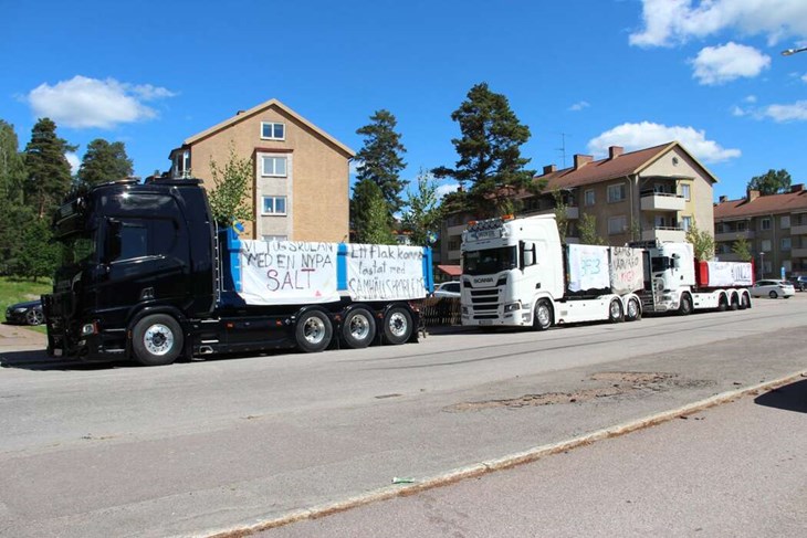 På gatan väntade de nyblivna studenternas gemensamma transport genom staden…