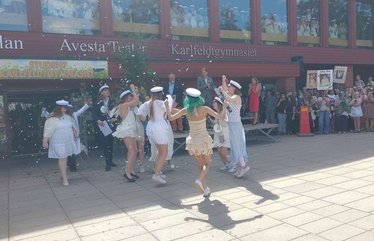 Det hoppades och kramades av glädje när  eleverna från de olika programmen sprang ut...