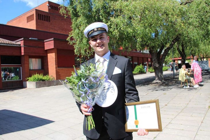 Alfred Davidsson fick Ernsts Express stipendium för visad kompetens, säkerhet och hänsyn vid framförandet av tunga fordon. Första vardagen efter studenten började han jobba - hos Ernsts Express.
