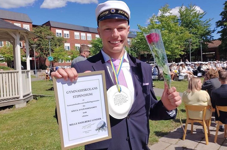 Med totalt fyra stipendier varav ett var Gymnasieskolans stipendium för bästa avgångselev med premie ur Gymnasiefonden, tog Mille Sahlberg Linder studenten i Avesta. Nu väntar Tekniksprånget och - volleyboll.