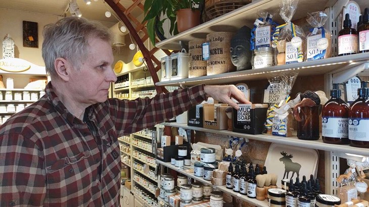 Pappa Håkan i familjeföretaget Klockargårdens visar att tvål och dofter inte bara är något för kvinnor. Hustrun Helena har också tagit fram ett utbud av väldoftande produkter för män, bland annat en skäggtvål.