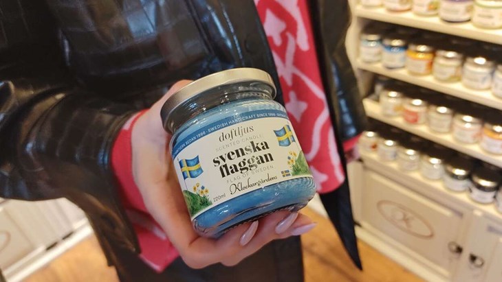 Den blå massan på klockargårdens doftljus gav namnet Svenska flaggan