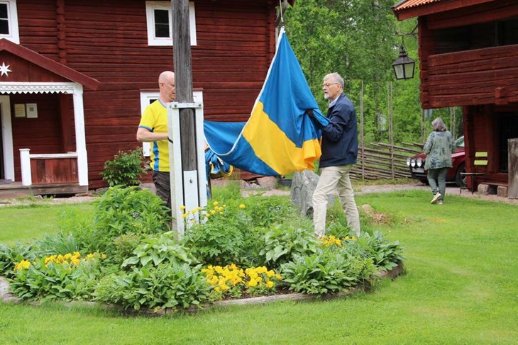 Hembygdsföreningen på Karlberg kunde hissa sin nya, fina och hela flagga på nationaldagen. Fanan erhöll de av Stiftelsen Sveriges Nationaldag.