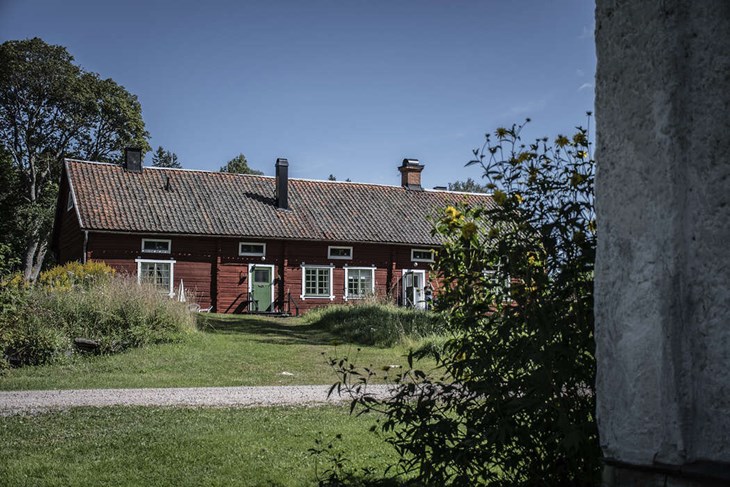 Den så kallade "timmerbyggningen", där bland annat skomakaren höll till. Här finns två permanenta privatbostäder i dag. Foto: Christian Larsen