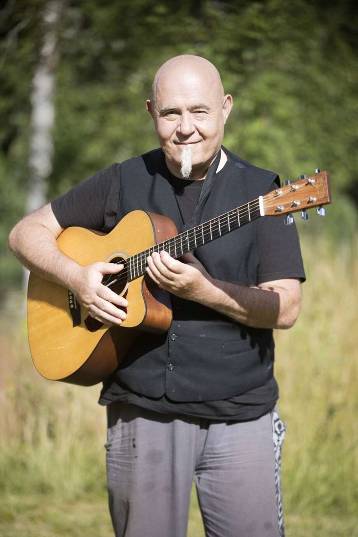 Jimmy Ginsby har respekt för det paranormala kring Luossastugan i Skattlösberg, Dan Anderssons gamla hem. Foto: Sara Flodin