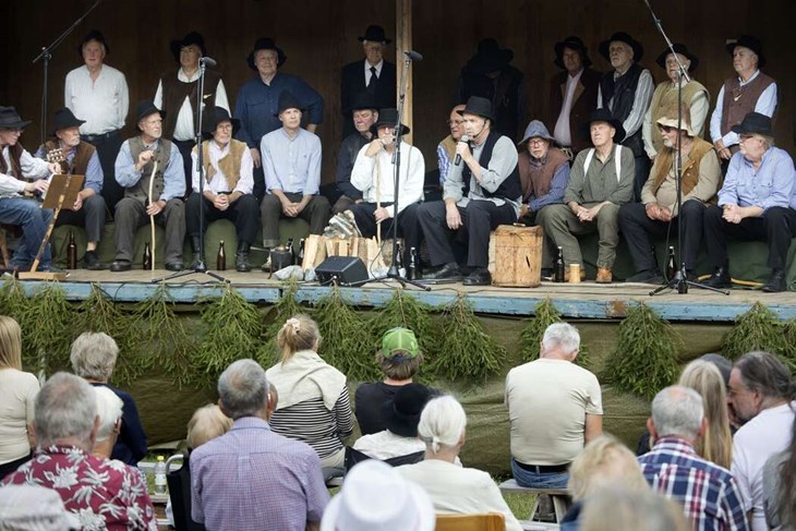 Även i år uppträder Saxdalens Manskör med föreställningen "Helgdagskväll vid timmerkojan" på Finngammelgården i Skattlösberg. Detta sker söndagen den 26 juli, under Dan Anderssonveckan. Foto: Sara Flodin