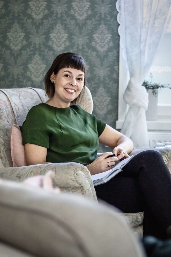 Psykolog Lina Blomgren arbetar vid psykologmottagningen Amenda på Hantverksbyn i Borlänge. Foto: Privat