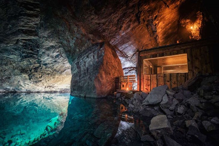 För den som vill vinterbada även mitt i högsommaren finns ett alternativ – 80 meter under jord, nämligen i det kristallklara vattnet i Äventyrsgruvan i Tuna Hästberg. 2022 invigdes bastun som kan vara världens enda underjordiska bastu. Foto: Malin Ehrling