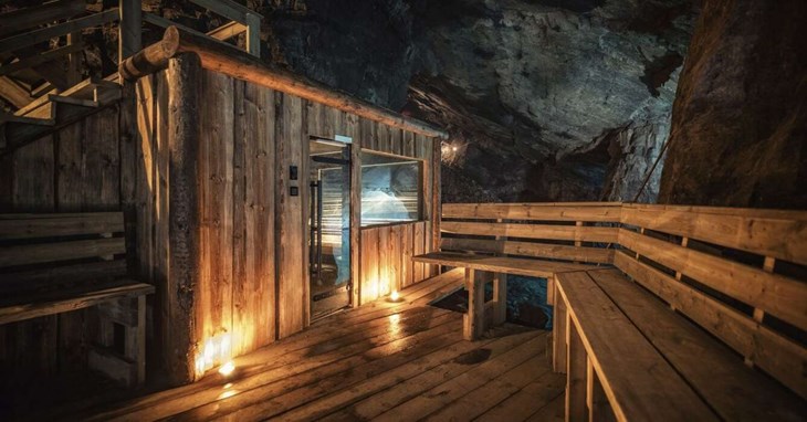 För den som vill vinterbada även mitt i högsommaren finns ett alternativ – 80 meter under jord, nämligen i det kristallklara vattnet i Äventyrsgruvan i Tuna Hästberg. 2022 invigdes bastun som kan vara världens enda underjordiska bastu. Foto: Malin Ehrling