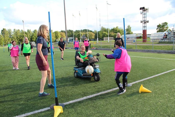Alla får vara med i både träning och matcher - utifrån sina möjligheter. Jonna gjorde mål, sedan hon dribblat fram fotbollen via permobilens förvaringskorg.