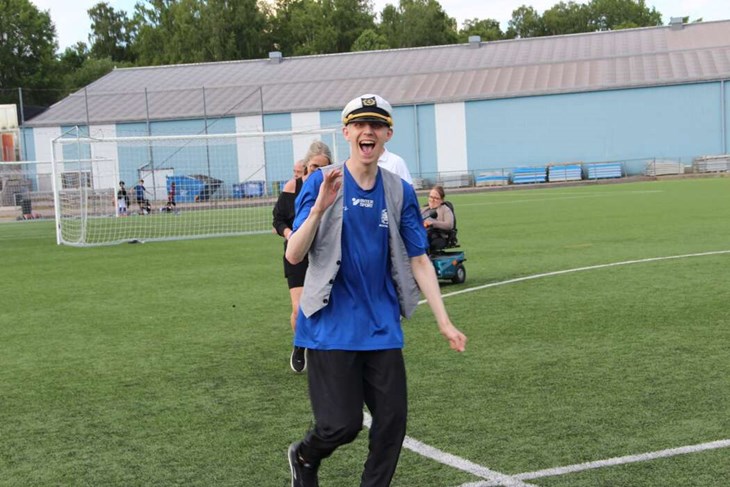 Alex är Stjärnlagets mest välklädde spelare. Ofta i kavaj och skjorta. PÅ senaste träningskvällen hade han väst och skepparkepan.