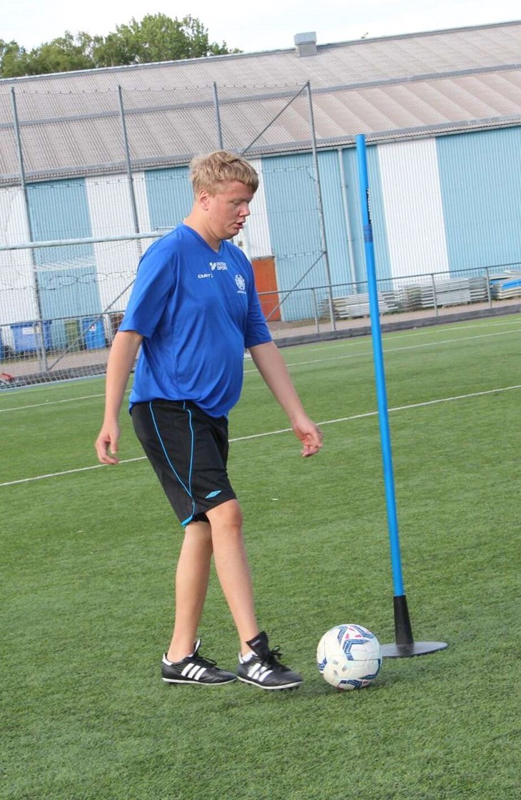 Anders Lönnqvist startade upp Stjärnlaget tillsammans med bland andra Lars Isaksson, Själv spelar han anfallare efter förebilden och idolen Kenneth Andersson.