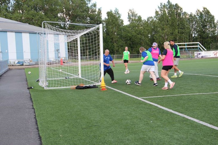 Det är fart och fläkt när Avesta IK:s Stjärnlag tränar fotboll.Alla deltar utifrån sina förutsättningar och , ork och tid.
