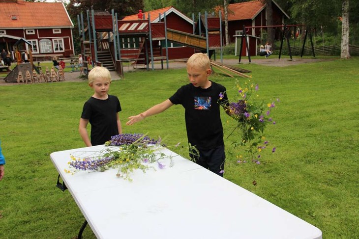 Nils och Oskar var några av de barn som kom med blommor till girlangbindningen på Karlberg.