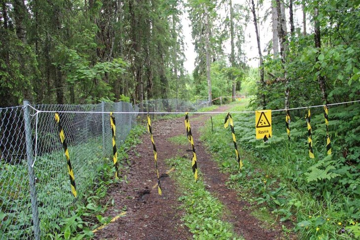 Vägen förbi det mindre raset i Klackberg har spärrats av. Stängsel ska sättas upp som kan komma att minska vägbredden.
