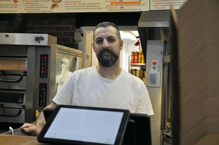 Kinar Sulayman, 37 år, restaurangbiträde, Avesta: Vi kokade vatten och ställde i kylen för att gästerna ska kunna dricka det. Vi har också skickat iväg vatten till alla som behöver.