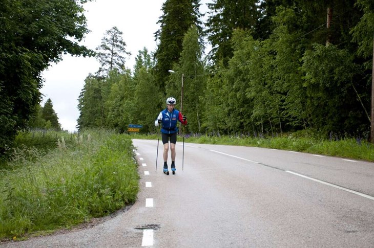 På skidgymnasiet går Aaron samhällsprogrammet där han läser grundläggande ämnen som bland annat samhällsvetenskap, kombinerat med skidåkning. Foto: Lisa Björklund