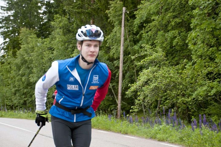 "Det är skönt att kunna åka ut på en rullskidtur runt Bäsingen som vi har precis här där vi bor", säger Aaron. Foto: Lisa Björklund