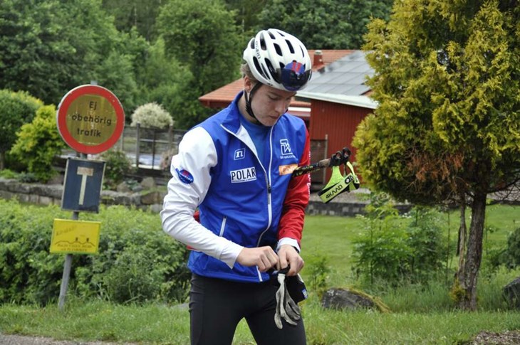 Aaron gör sig redo för en träningstur på rullskidor. Foto: Lisa Björklund