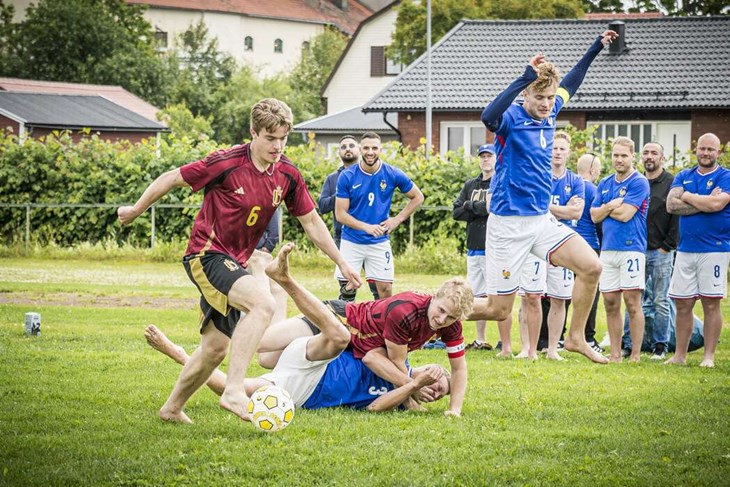 Tuff närkamp i matchen Frankrike–Belgien. Foto: Lars Matti, Fotografika