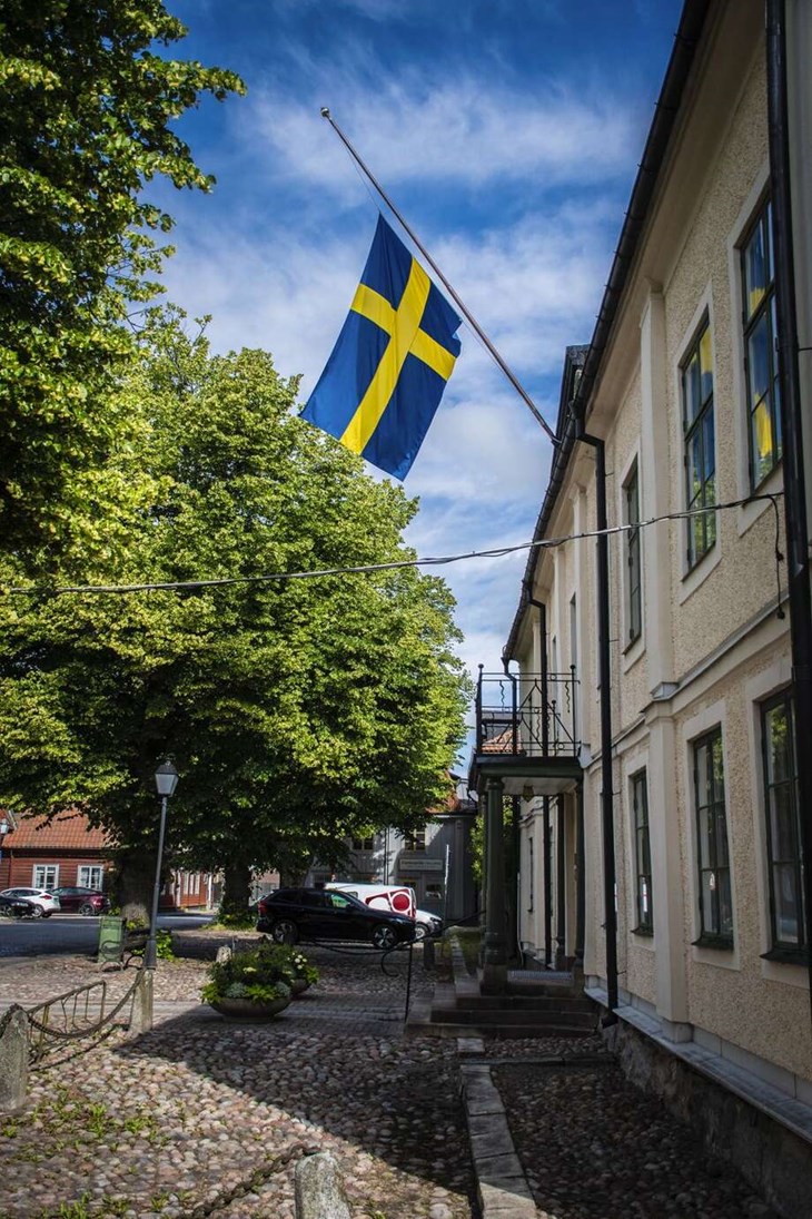 Dagen efter beskedet om Anna Frisks bortgång flaggades det på halv stång utanför Rådhuset i Hedemora.