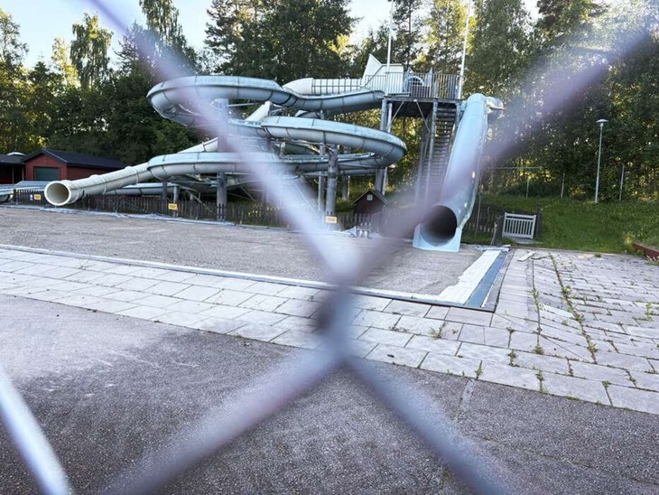 Slättabadet är avvecklat, området har stängslats in och bassägen nedanför rutschkanorna har fyllts igen med grus, vilket uppges ha gjorts av säkerhetsskäl. Foto: Sonny Jonasson