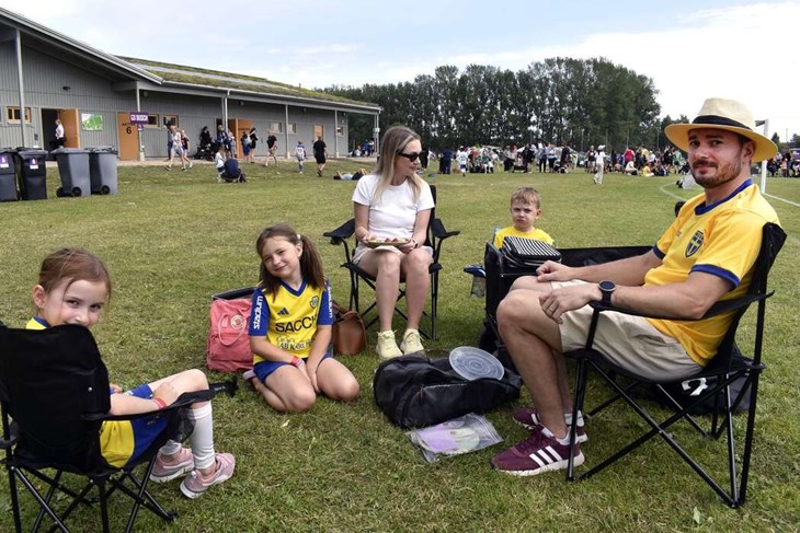 Nova Backlund, Ester Rustas, Sandra Backlund, Frans Backlund och Sebastian Arvidsson tog en paus mellan två fotbollsplaner på Sportfältet. Nova och Ester spelar i Torsångs IF:s F8-lag och deltog i Dalecarlia Cup för andra gången. Foto: Pär Sönnert