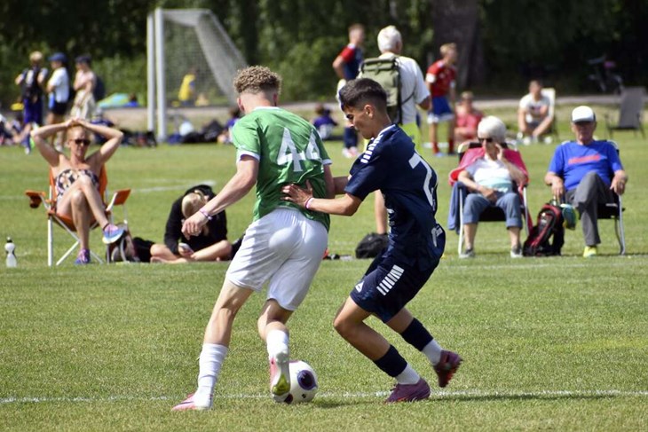 Duell i en av många derbymatcher mellan två Borlängelag, denna gång IK Brage och Kvarnsvedens IK. Foto: Pär Sönnert