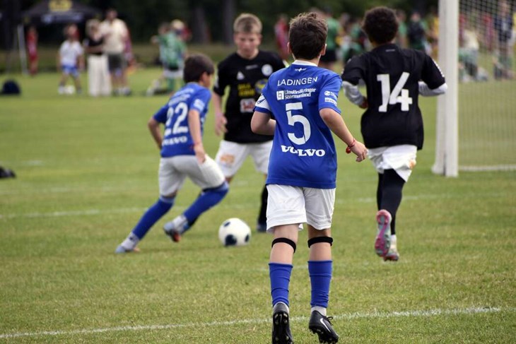Massor av matcher spelades på Sportfältet under turneringen. Aldrig tidigare har så många lag spelat just i Borlänge, även om fler lag har deltagit i cupen tidigare – då matcher även spelades i Leksand. Foto: Pär Sönnert