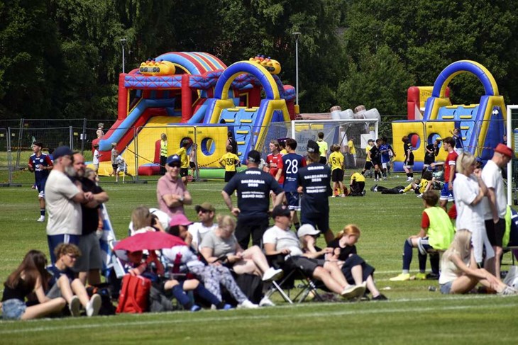 För den som ville ta en paus från fotbollen fanns en sektion med olika hoppborgar att roa sig i. Foto: Pär Sönnert