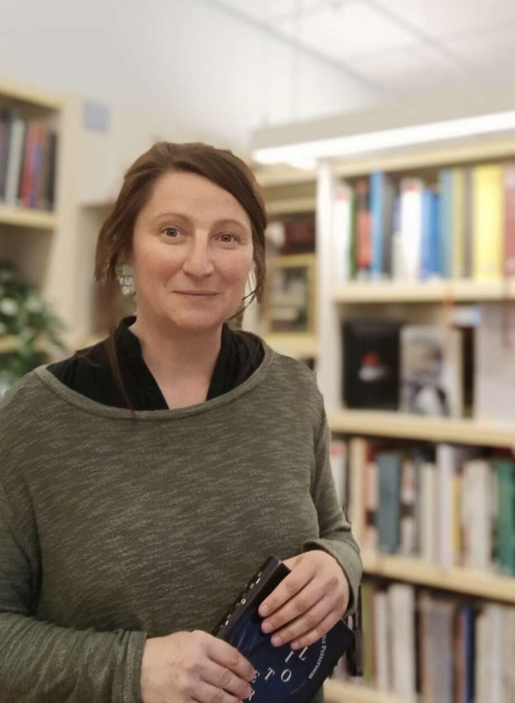 "Tanken är att detta ska bli en mötesplats på sommaren", säger Eliska Ronovska, bibliotekarie på Säters bibliotek, om sommarsamtalen som hålls under torsdagsförmiddagar fram till och med den 30 juli. Foto: Privat