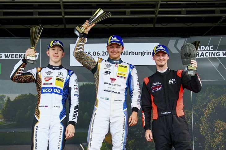 Sätersonen Jonathan Engström (i mitten) jublar efter en av sina två racesegrar på anrika racerbanan Nürburgring i Tyskland. "Att vinna i konkurrens med tidigare Formel 1-förare och DTM-förare var speciellt, inte minst med tanke på att mitt största mål är att få köra i DTM en dag", säger Jonathan Engström. Foto: Spezial Tourewagen Trophy