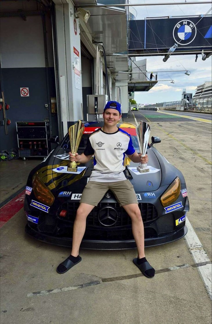 Jonathan Engström med de båda pokalerna från dubbelsegern under helgen på Nürburgring den 27-28 juni. Foto: Spezial Tourewagen Trophy