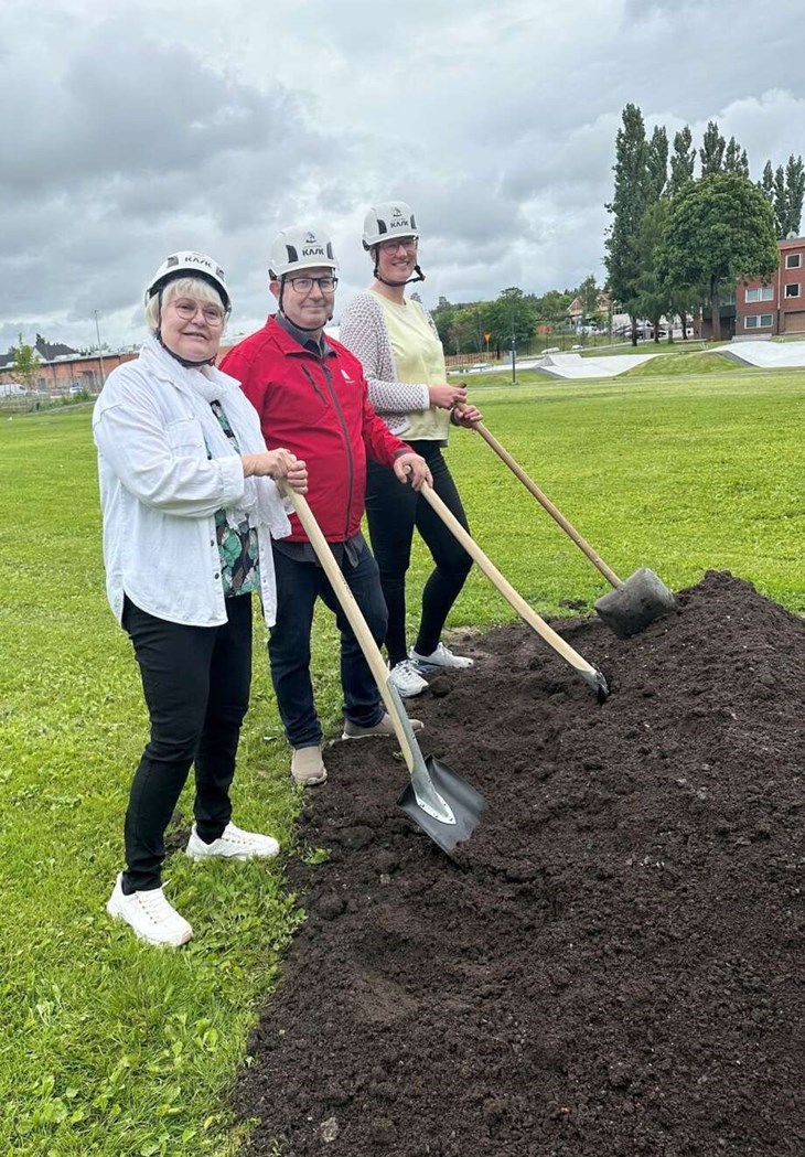 Liv Erichsen (KD), Mats Nilsson (S), kommunstyrelsens ordförande och Karin Frejd (C), samhällsbyggnadsnämndens ordförande och vice ordförande i kommunstyrelsen tog det första spadtaget för den nya Pep-parken. Foto: Säters kommun