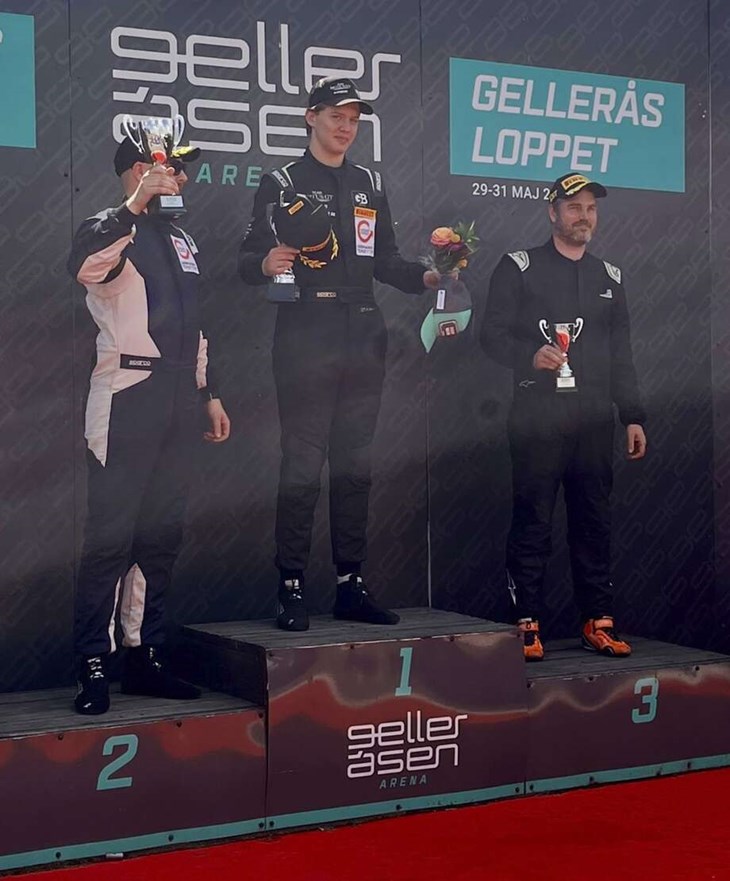 Historisk. Gustav är numer den yngste som vunnit ett race i klassen Ginetta GT5. Foto: Privat