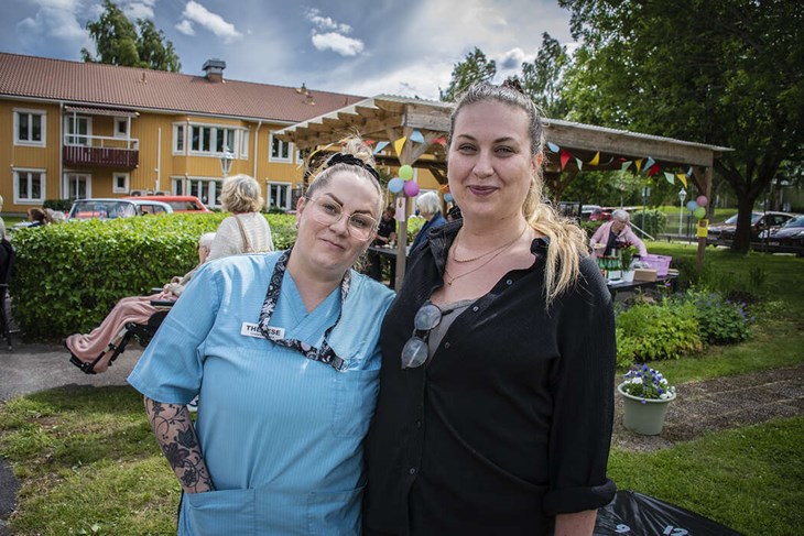 Undersköterskan och aktivitetsombudet Therese Lagerstrand och enhetschefen Martina Ström var med på sommarfesten. Foto: Christian Larsen