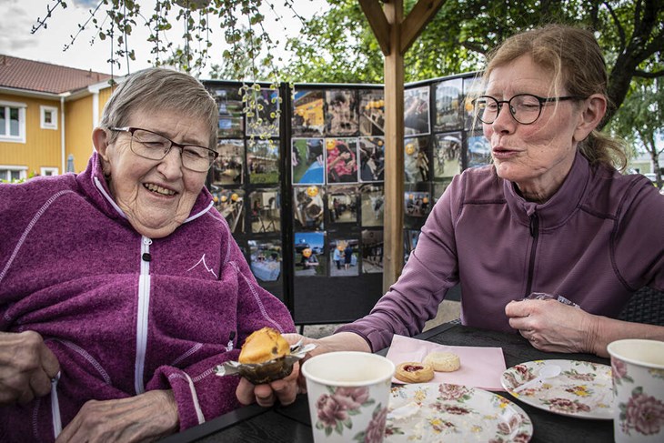 Gun-Britt Rosenblad fikade tillsammans med dottern Marie. Det var deras första sommarfest på Norden. Foto: Christian Larsen